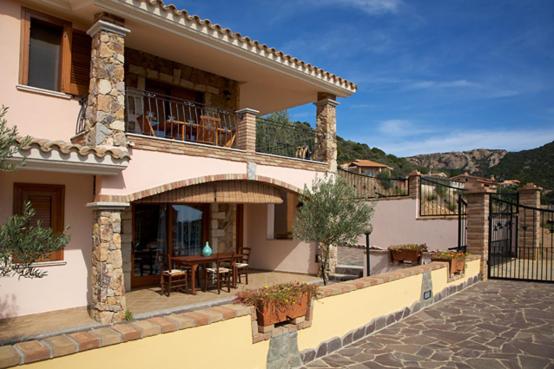 Casa grande con balcón y patio. en villa pascoli, en Domus de Maria