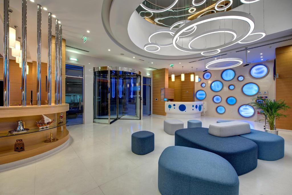 - un hall doté d'un mobilier bleu et d'un plafond dans l'établissement Al Khoory Inn Bur Dubai, à Dubaï