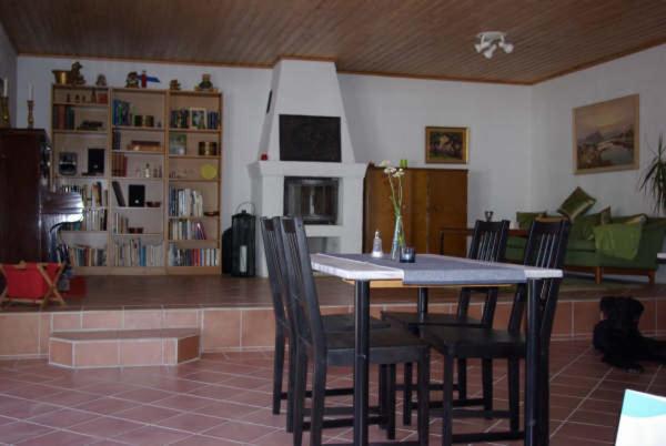 TV a/nebo společenská místnost v ubytování skummeslöv B & B