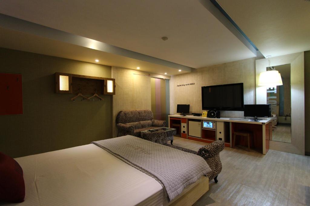 TV a/nebo společenská místnost v ubytování Hera Hotel