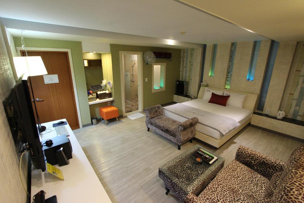 TV a/nebo společenská místnost v ubytování Hera Hotel