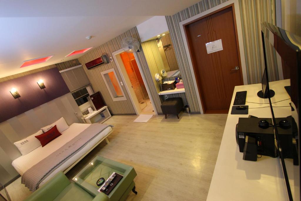 TV a/nebo společenská místnost v ubytování Hera Hotel