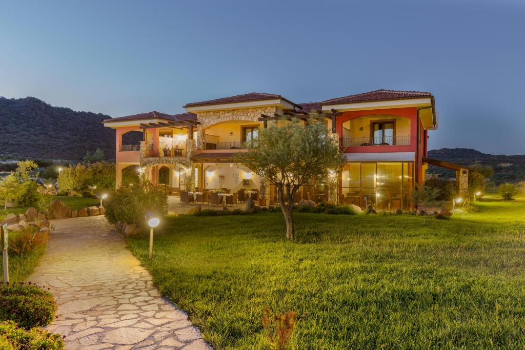 Nespecifikovaný výhled na hory nebo výhled na hory při pohledu z hotelu