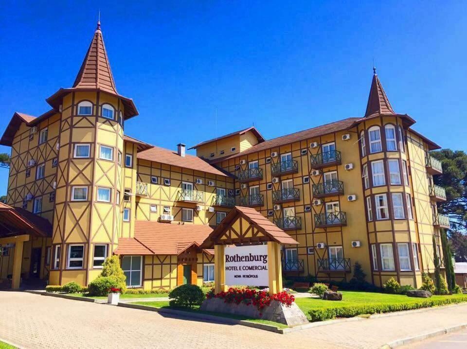 un gran edificio amarillo con dos torres en Rothenburg Hotel en Nova Petrópolis