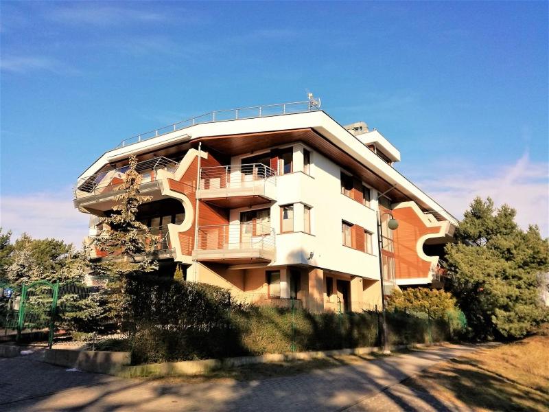 Un edificio con un balcón en la parte superior. en Apt Perlowy - Apartamenty Wypoczynkowe, en Jurata
