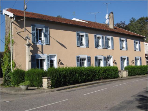 een groot huis met een straat ervoor bij la maison du parc in Dammarie-sur-Saulx