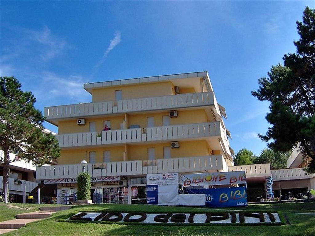 ビビオーネにあるDuna Verde - Appartamentiの白いバルコニー付きの大きな黄色の建物
