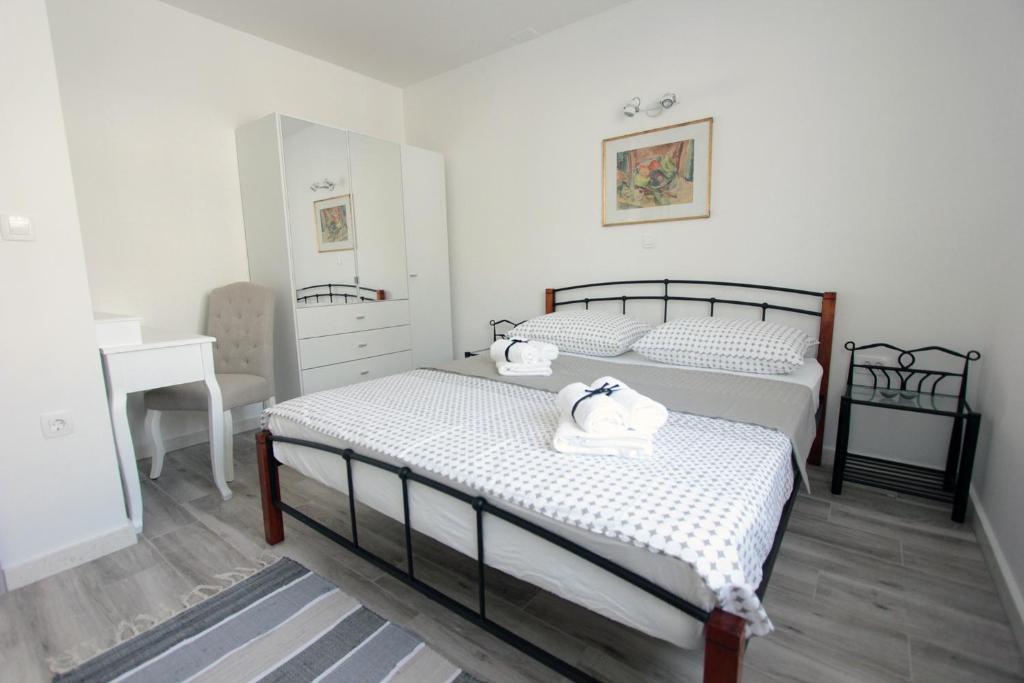 1 dormitorio con 2 camas, escritorio y lavamanos en Apartment Dea en Stobreč
