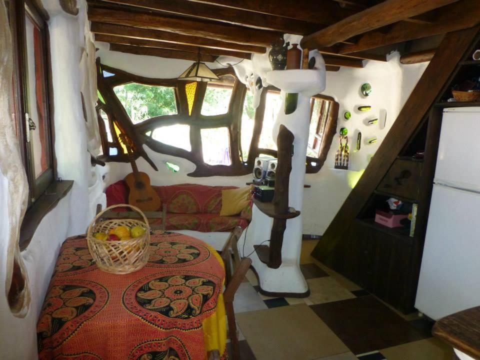 ein kleines Zimmer mit einem Tisch und einer Küche in der Unterkunft Casita de Duendes in Salinas