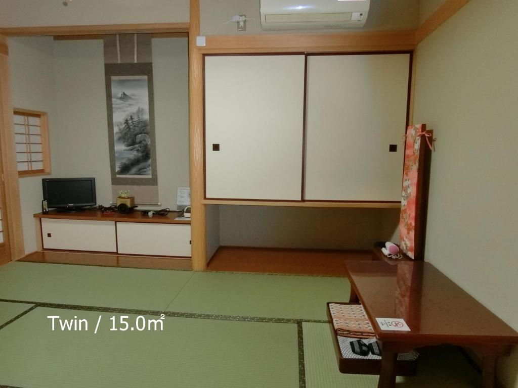 TV a/nebo společenská místnost v ubytování Ryokan Kyoraku