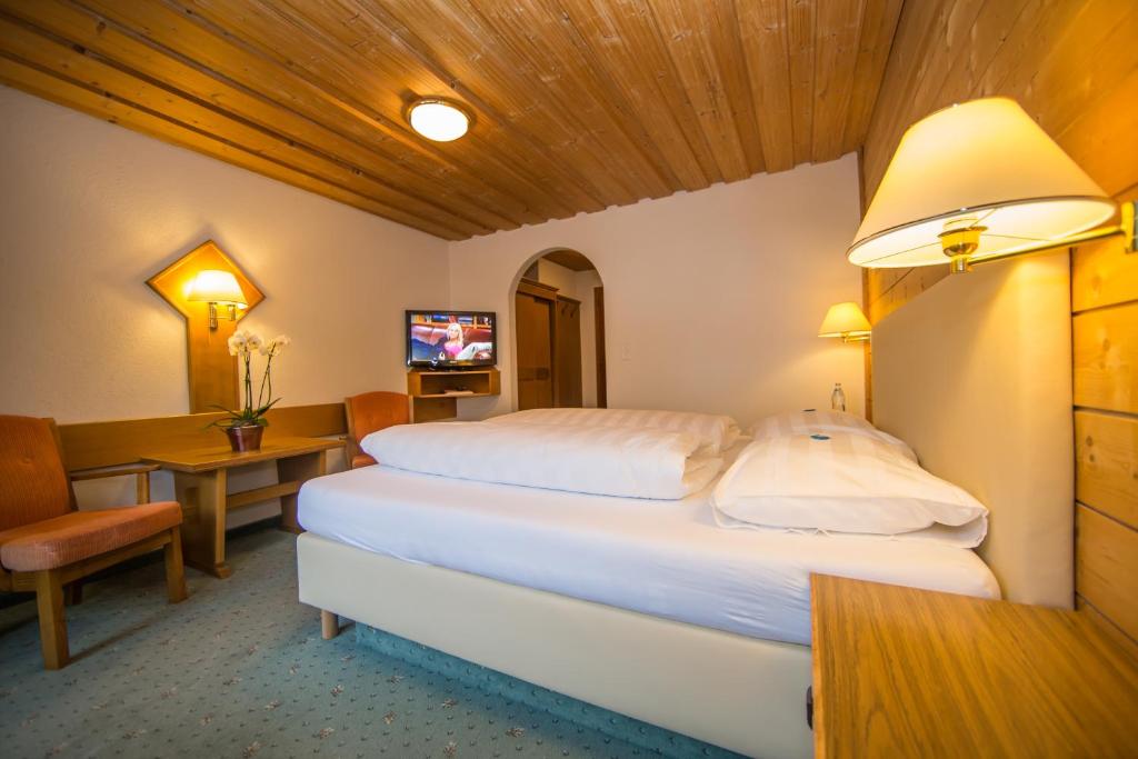 Rúm í herbergi á Hotel Cresta
