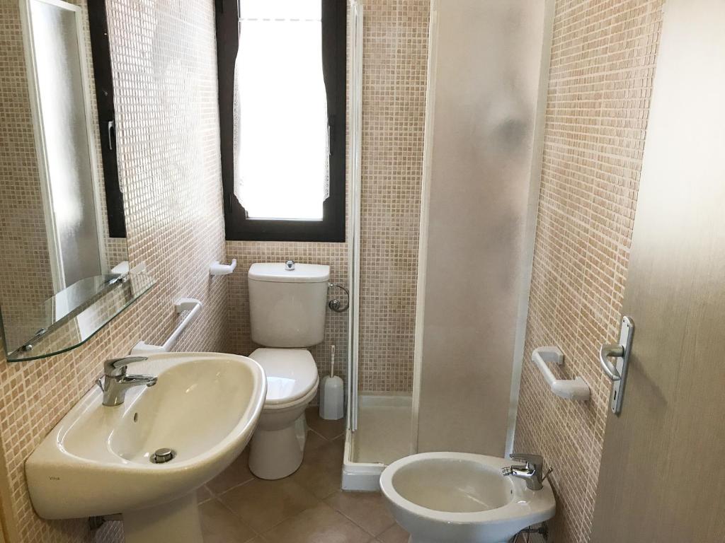 Viddalbaにある"Le Terrazze"のバスルーム(洗面台、トイレ、鏡付)