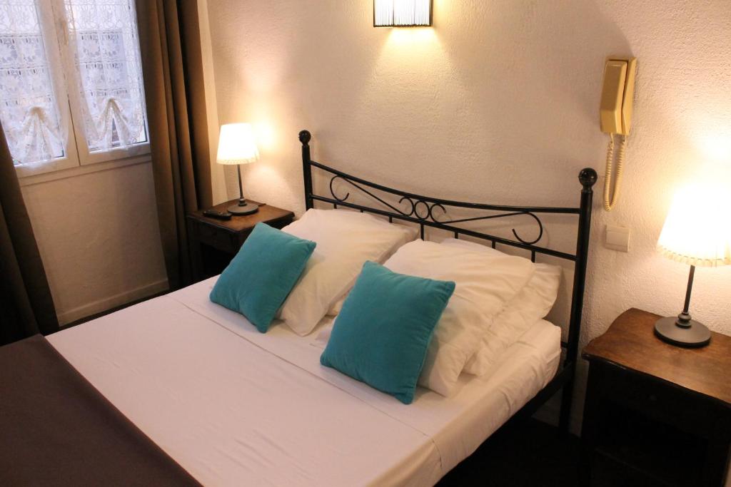 Postel nebo postele na pokoji v ubytování Nouvel Hotel