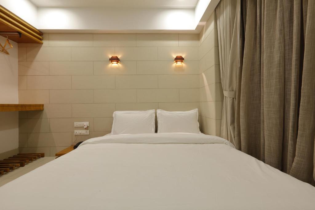 Postel nebo postele na pokoji v ubytování Hotel 440, A Serene Stay