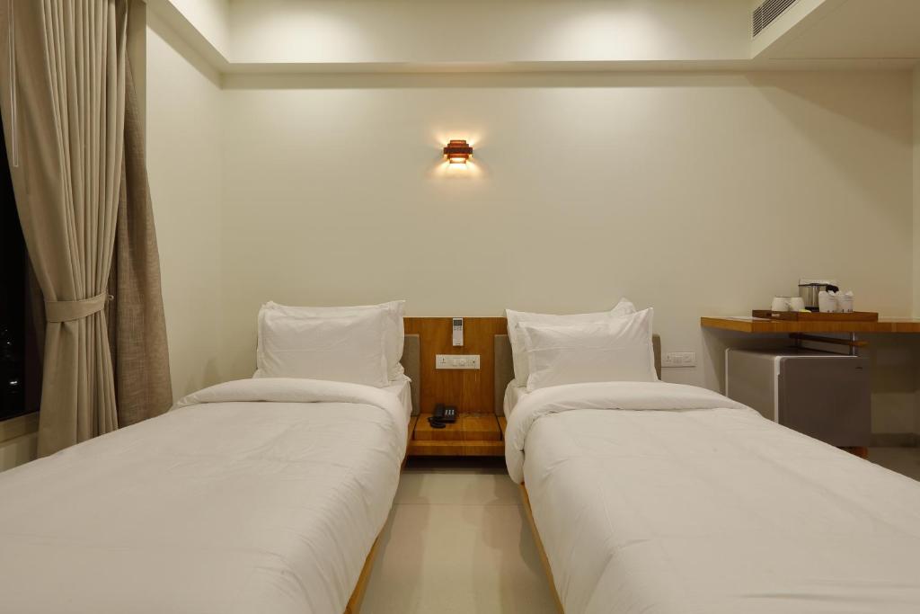 Postel nebo postele na pokoji v ubytování Hotel 440, A Serene Stay