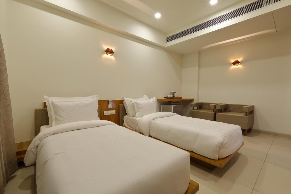 Postel nebo postele na pokoji v ubytování Hotel 440, A Serene Stay