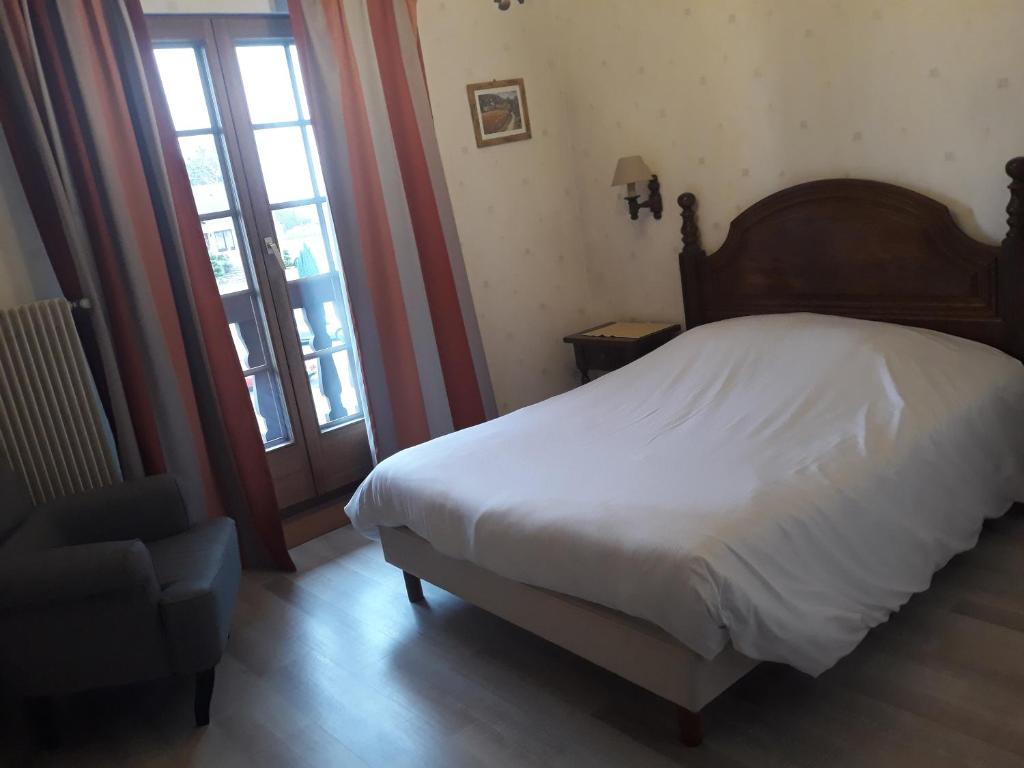 Postel nebo postele na pokoji v ubytování Hôtel-Restaurant A La Couronne