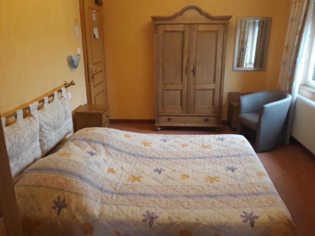 Postel nebo postele na pokoji v ubytování Hôtel-Restaurant A La Couronne