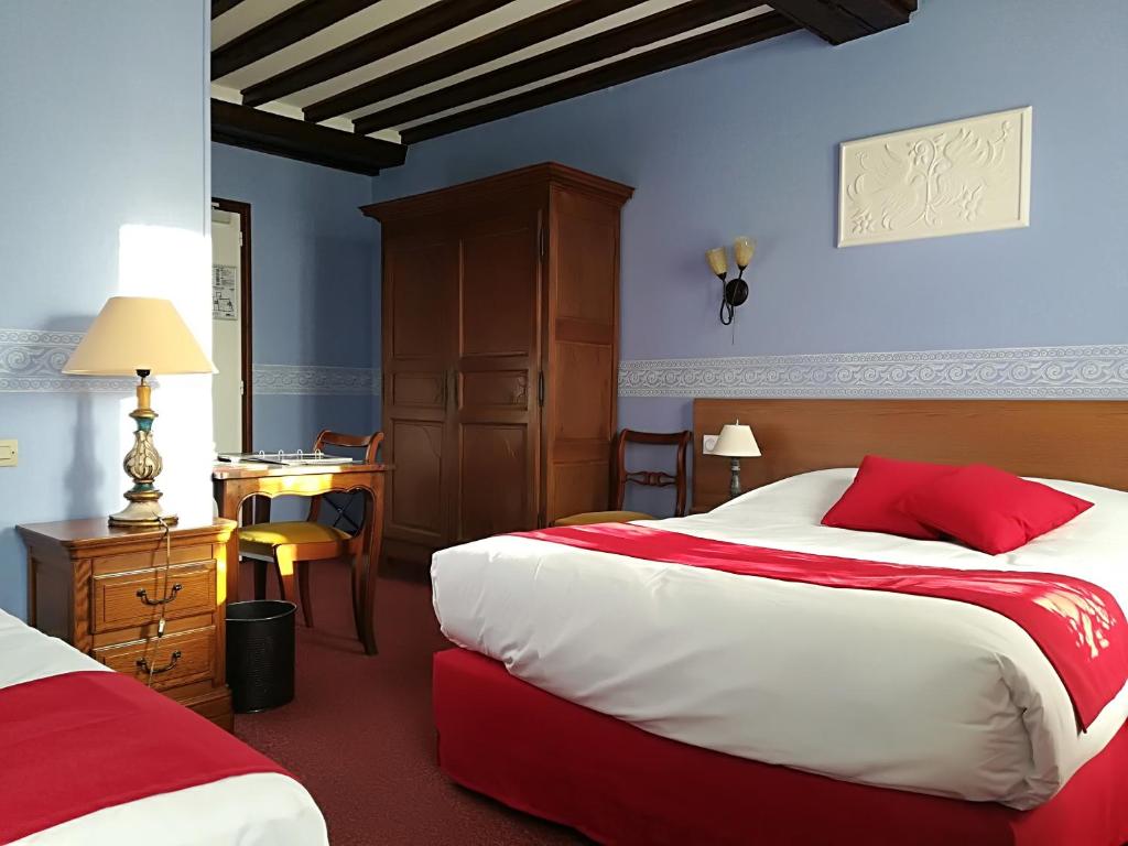 Voodi või voodid majutusasutuse Hostellerie Saint Martin- Logis Hôtel et Restaurant toas