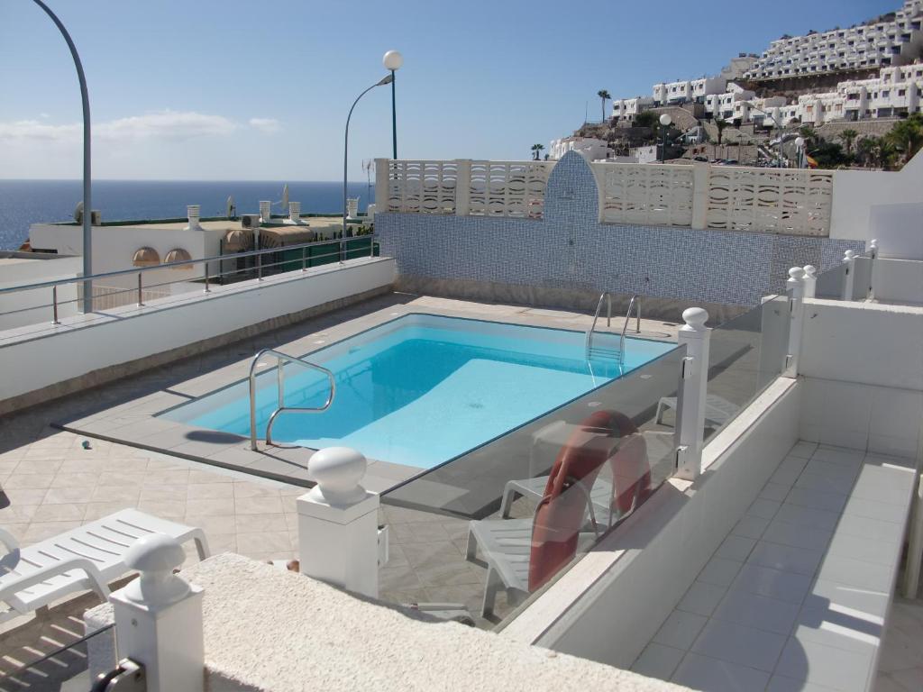 une piscine sur le toit d'un bâtiment dans l'établissement Sanfe Lovely Apartment Puerto Rico, à Puerto Rico