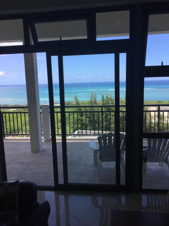 una vista sull'oceano dal soggiorno di una casa di L'Heritage - Vue sur mer a Rodrigues Island