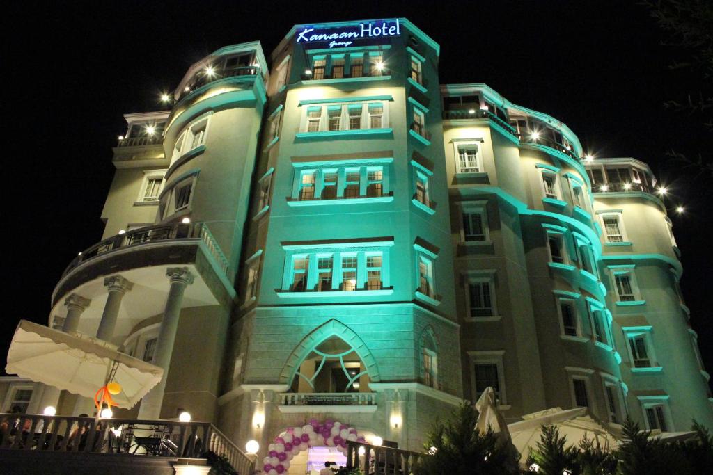 ein großes Gebäude mit blauem Licht darauf in der Unterkunft Kanaan Group Hotel in Baalbek