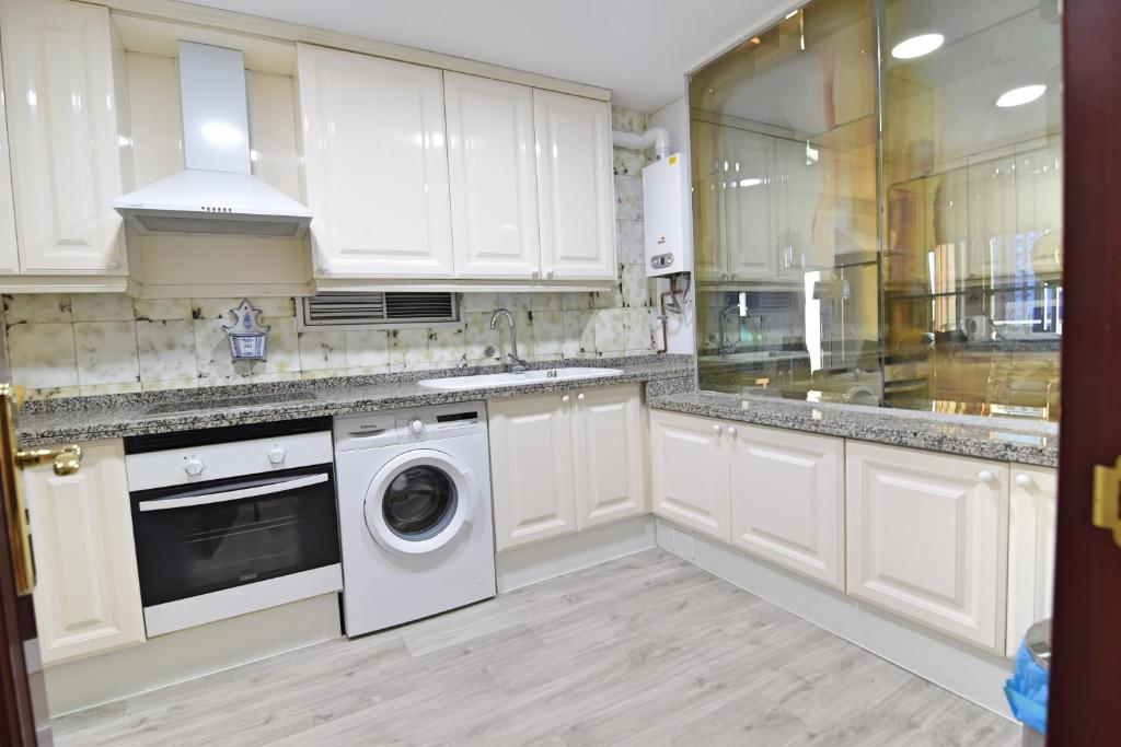 Kuchyňa alebo kuchynka v ubytovaní Apt Luxury Reding Solo Familias