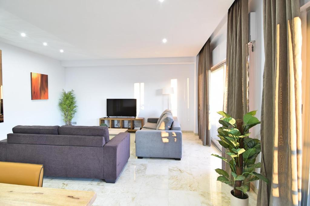 Televízia a/alebo spoločenská miestnosť v ubytovaní Apt Luxury Reding Solo Familias