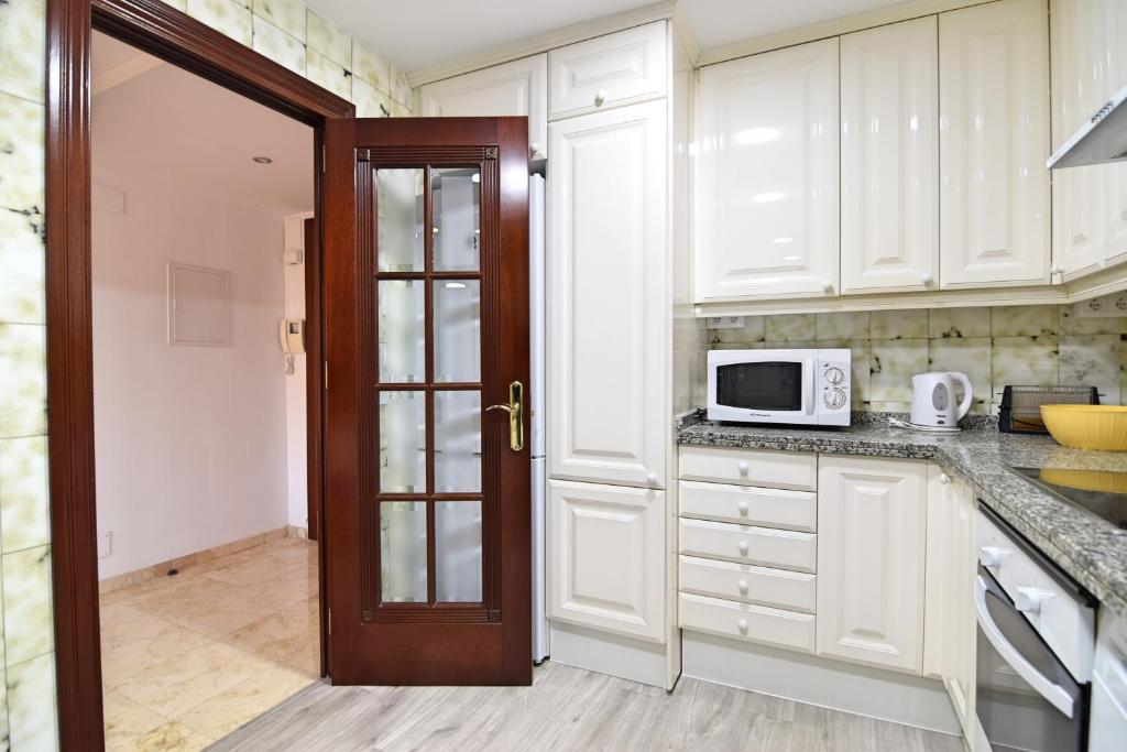 Kuchyňa alebo kuchynka v ubytovaní Apt Luxury Reding Solo Familias