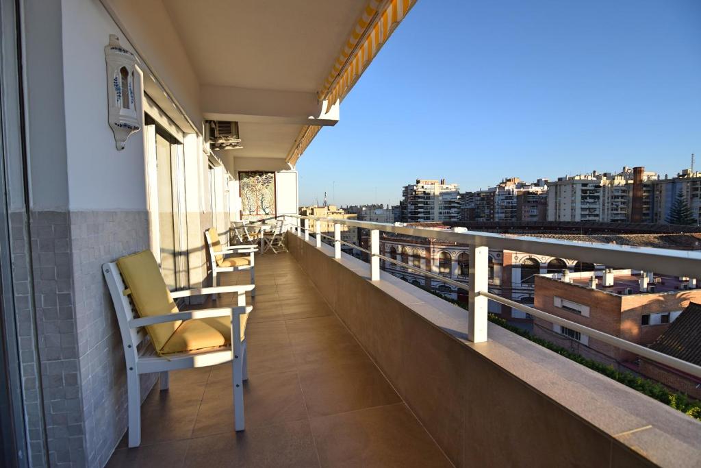 マラガにあるApartamento Luxury Redingの市街の景色を望むバルコニー(椅子付)