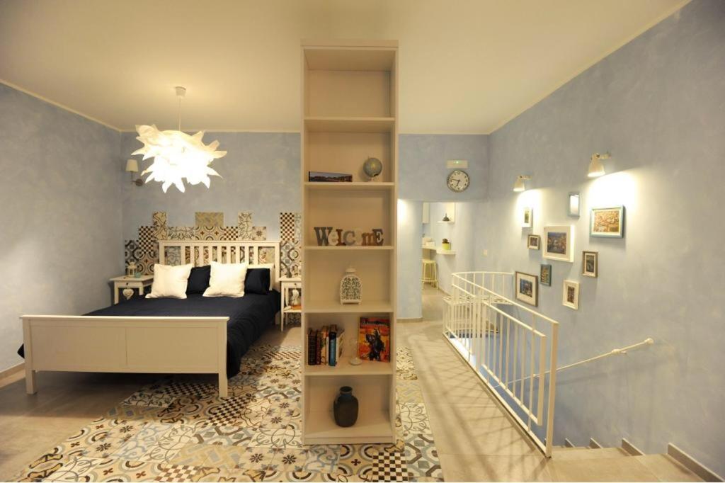 ナポリにあるLight Blue Homeのベッドルーム1室(ベッド1台付)、