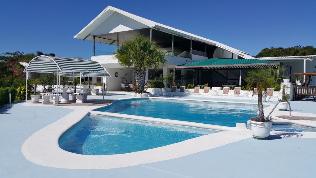 a swimming pool in front of a building at Barracuda apartments in Sámara