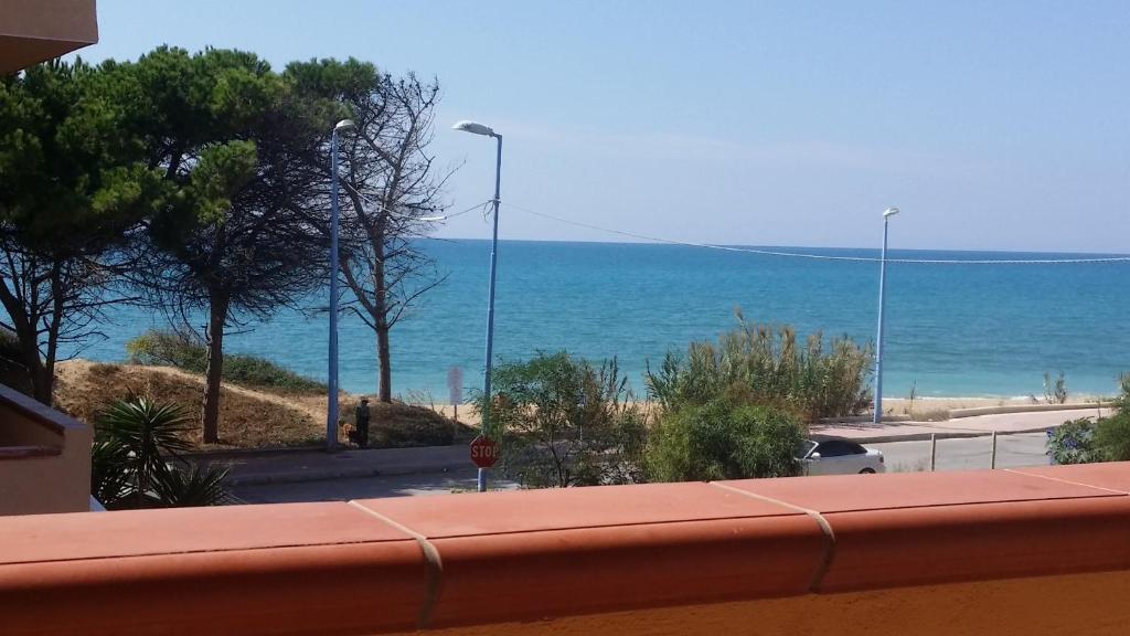 サン・レオーネにあるSicilia Mare Apartmentsの停止標識付きのバルコニーから海の景色を望めます。