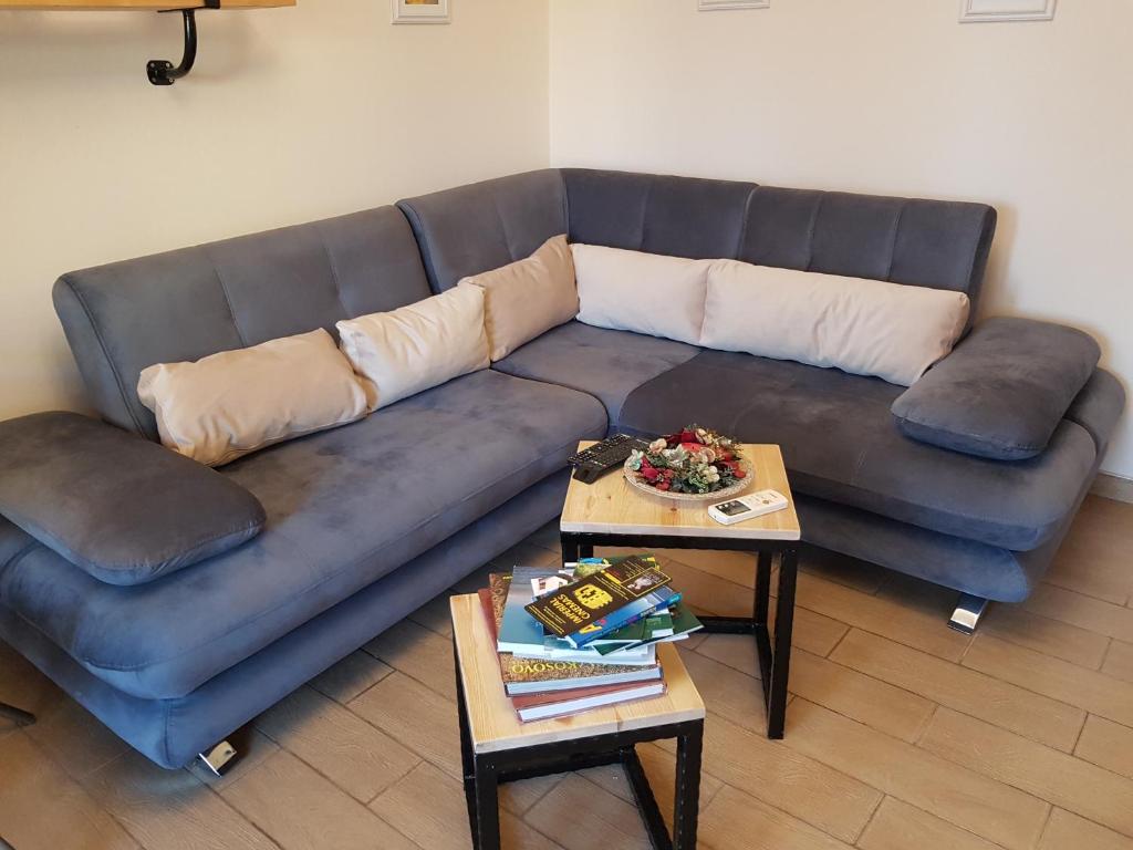 um sofá azul numa sala de estar com uma mesa em Hidden Gem Tirana em Tirana