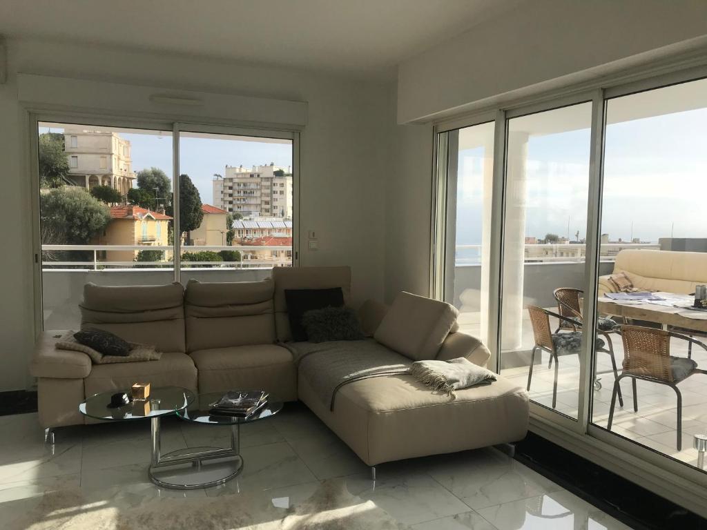 A seating area at Luxurious Apartment with Terrace and Sea View