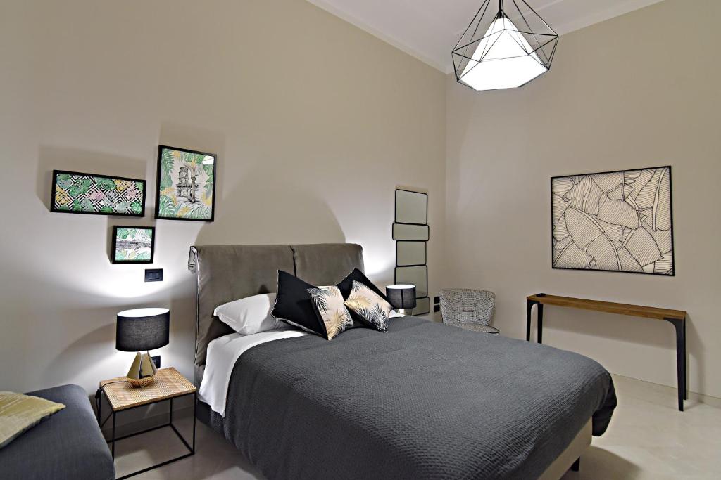 una camera da letto con un letto grande e una sedia di Gemini Suite a Salerno