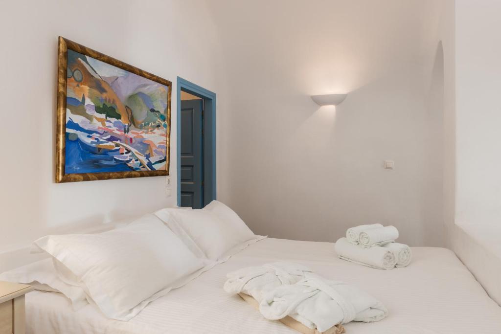 Postel nebo postele na pokoji v ubytování Pantelia Suites