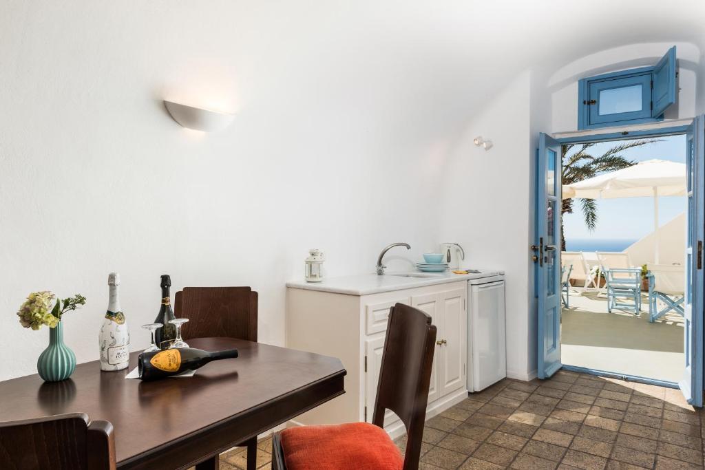 Kuchyň nebo kuchyňský kout v ubytování Pantelia Suites