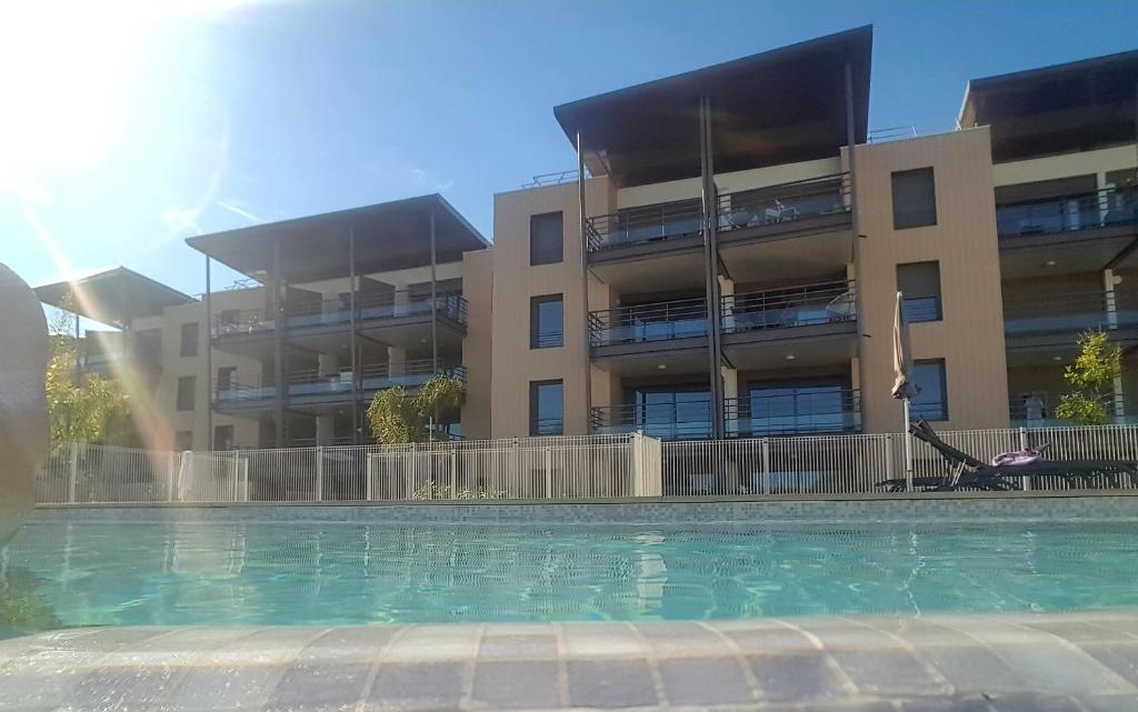 une piscine vide en face d'un bâtiment dans l'établissement Studio vista, à Antibes