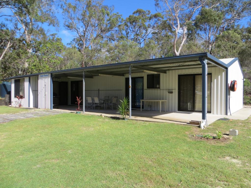 ein freistehendes Haus mit einem großen Hof in der Unterkunft Fraser Forever Orchid Beach Fraser Island in Fraser Island
