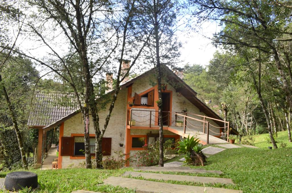 モンテ・ヴェルデにあるCapricho da Natureza Pousadaの森の真ん中にある家