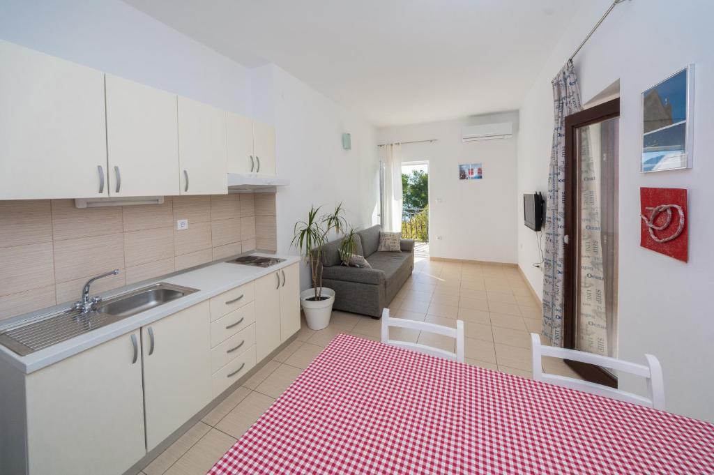 Kuchyňa alebo kuchynka v ubytovaní Rooms & Apartments Bruno