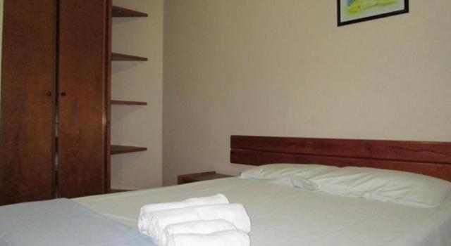 um quarto com uma cama com duas toalhas em Temporada Ponta das Canas em Florianópolis