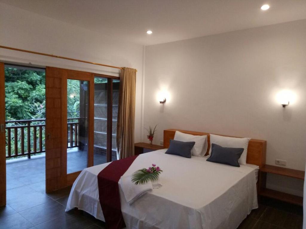- une chambre avec un lit et un balcon dans l'établissement Dili Gili, à Gili Trawangan