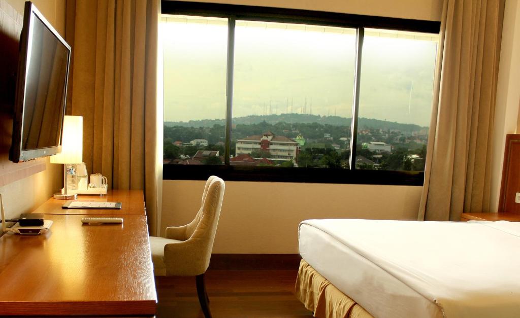 TV a/nebo společenská místnost v ubytování Patra Semarang Hotel & Convention