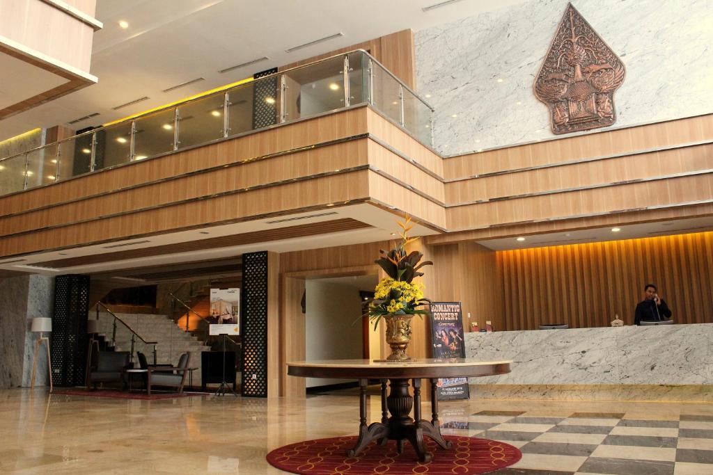 Vstupní hala nebo recepce v ubytování Patra Semarang Hotel & Convention