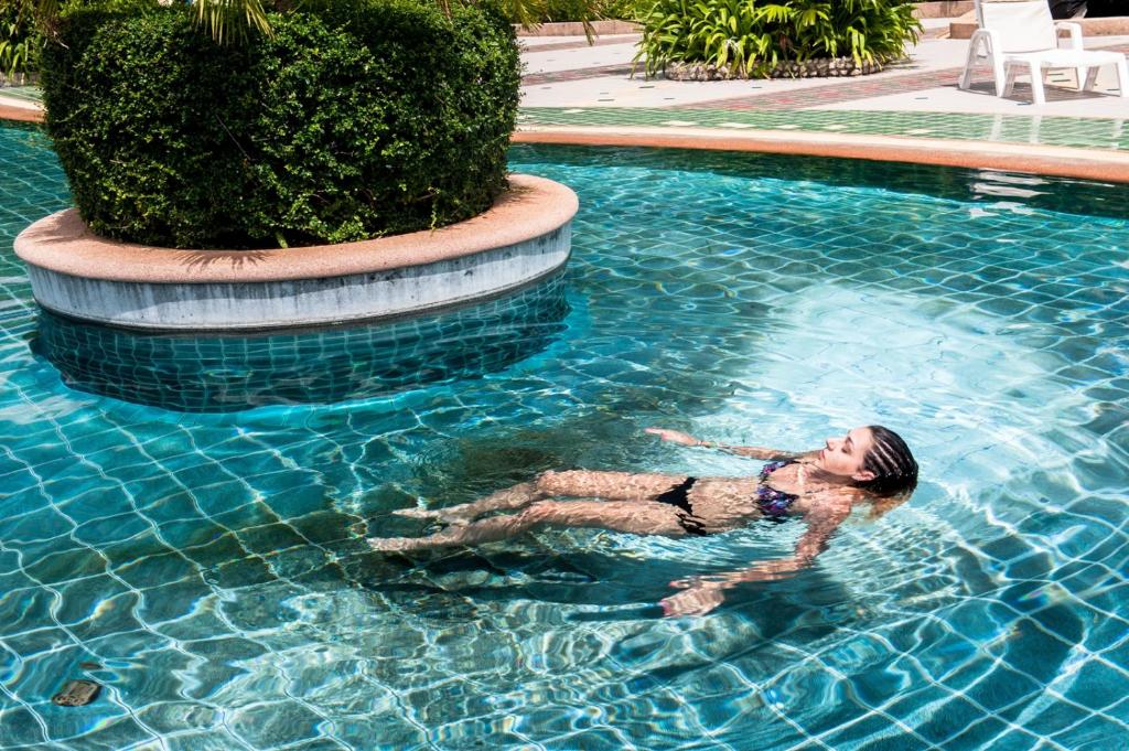 Bazén v ubytování Phi Phi Island Cabana Hotel nebo v jeho okolí