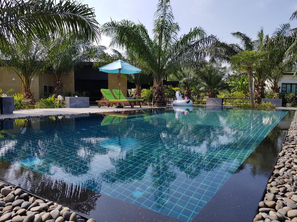 Bazén v ubytování Palm Pran Resort nebo v jeho okolí