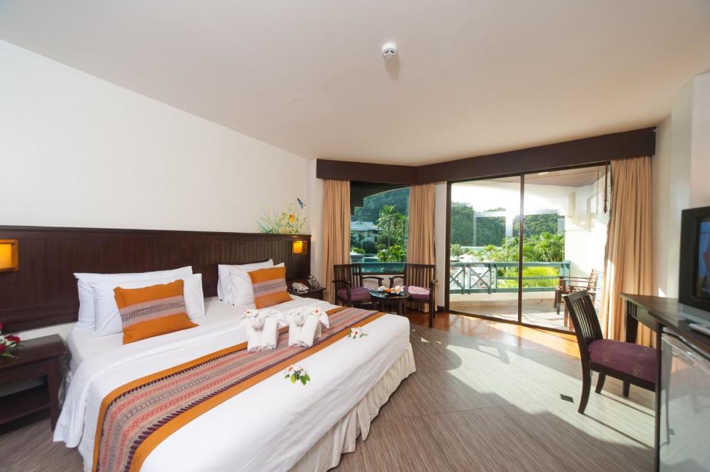 Postel nebo postele na pokoji v ubytování Phi Phi Island Cabana Hotel