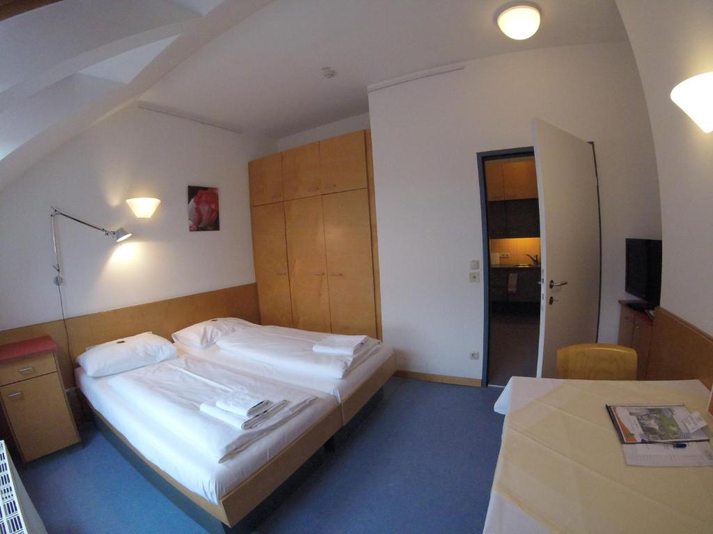 Llit o llits en una habitació de Haus Mobene - Hotel Garni
